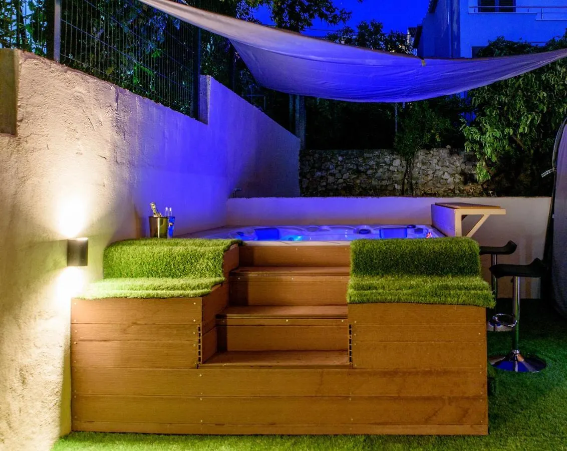 Beach Holiday Home With Private Jacuzzi & Parking Trogir