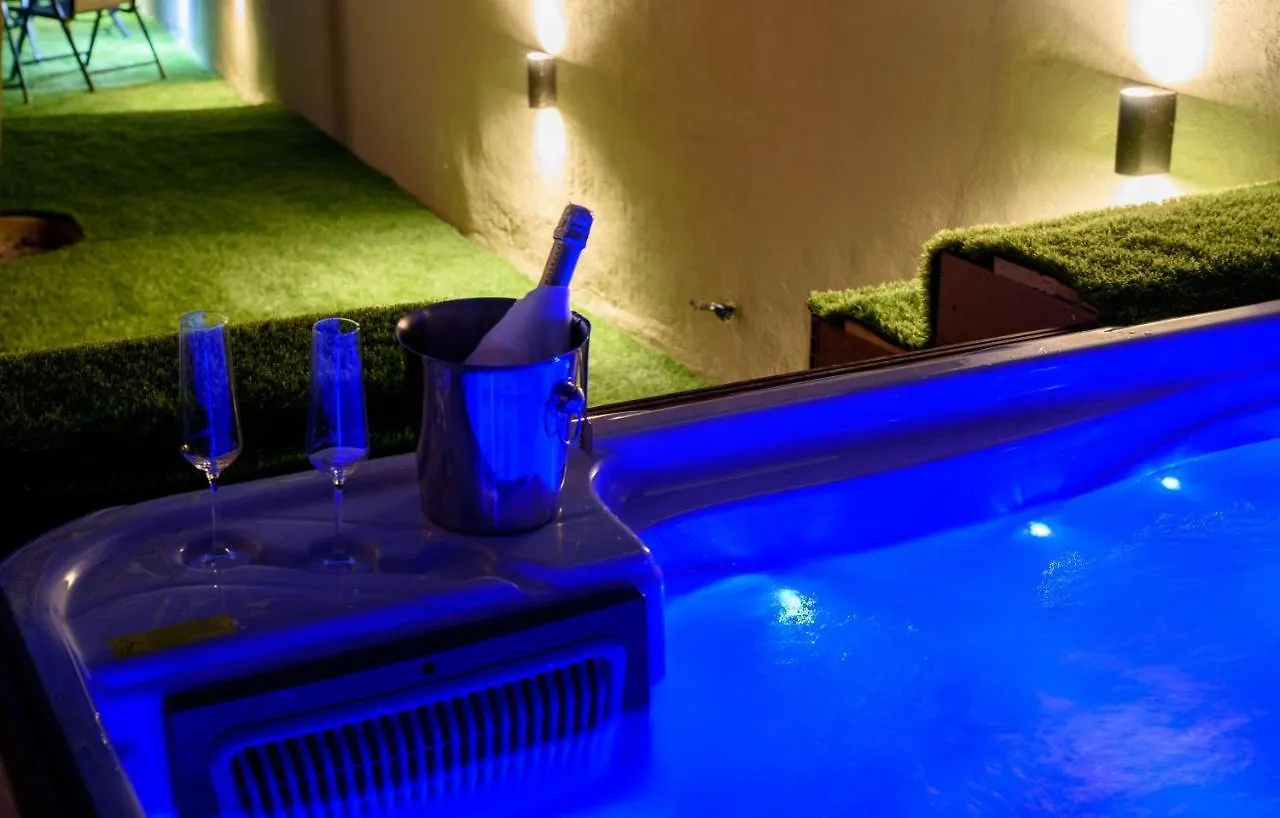 Beach Holiday Home With Private Jacuzzi & Parking Trogir