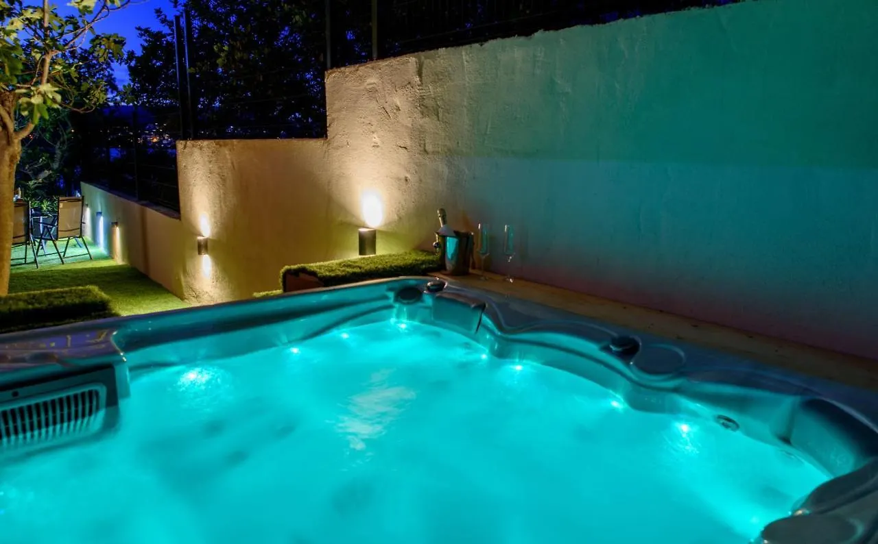 Beach Holiday Home With Private Jacuzzi & Parking Trogir
